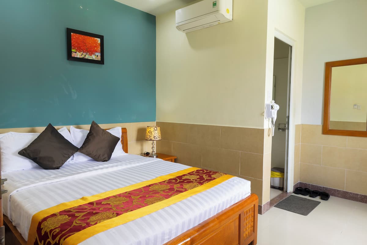 Standard Room | In-room safe, laptop workspace, soundproofing, free WiFi