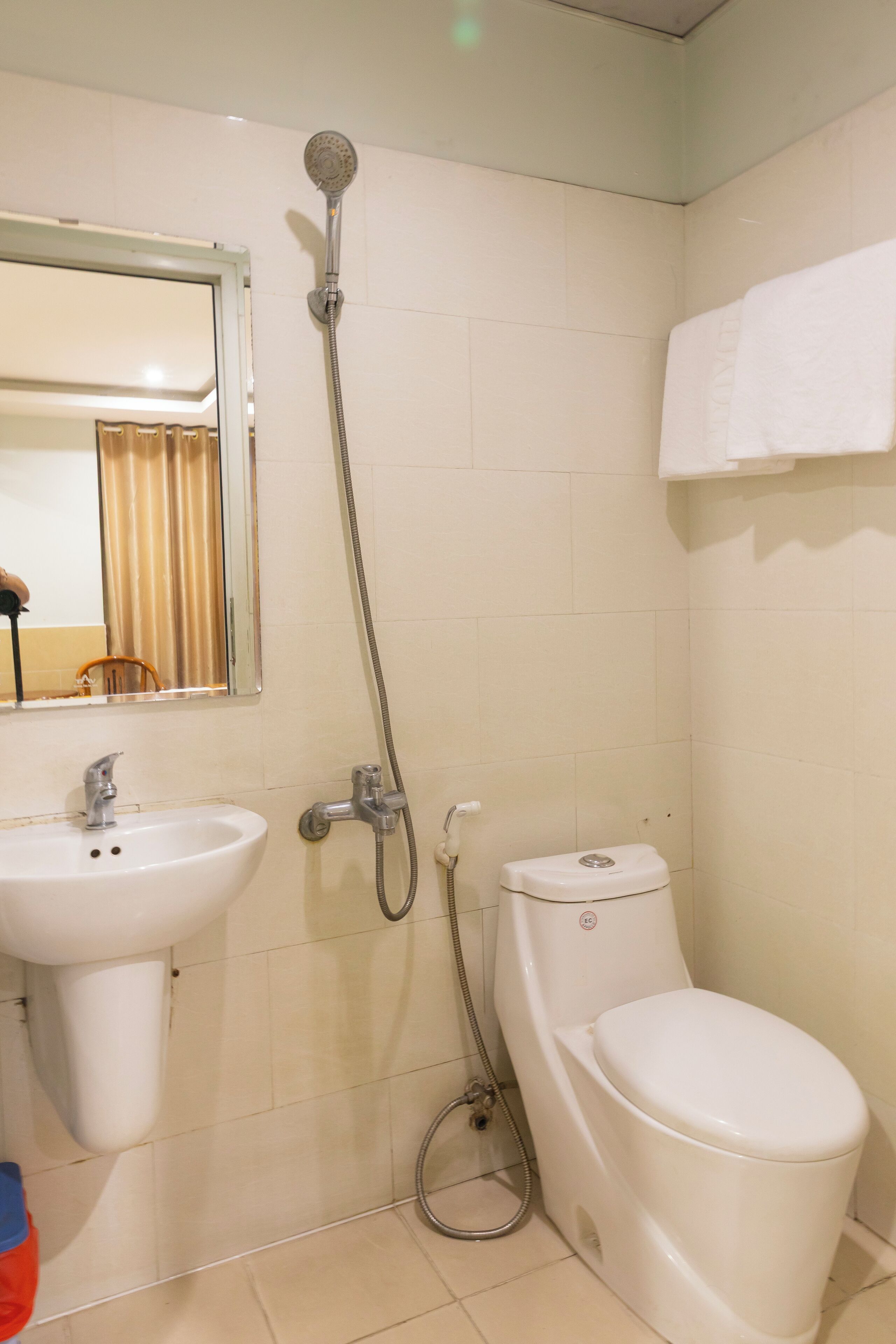 Deluxe Room, City View | Bathroom | Hair dryer, slippers, towels, toilet paper