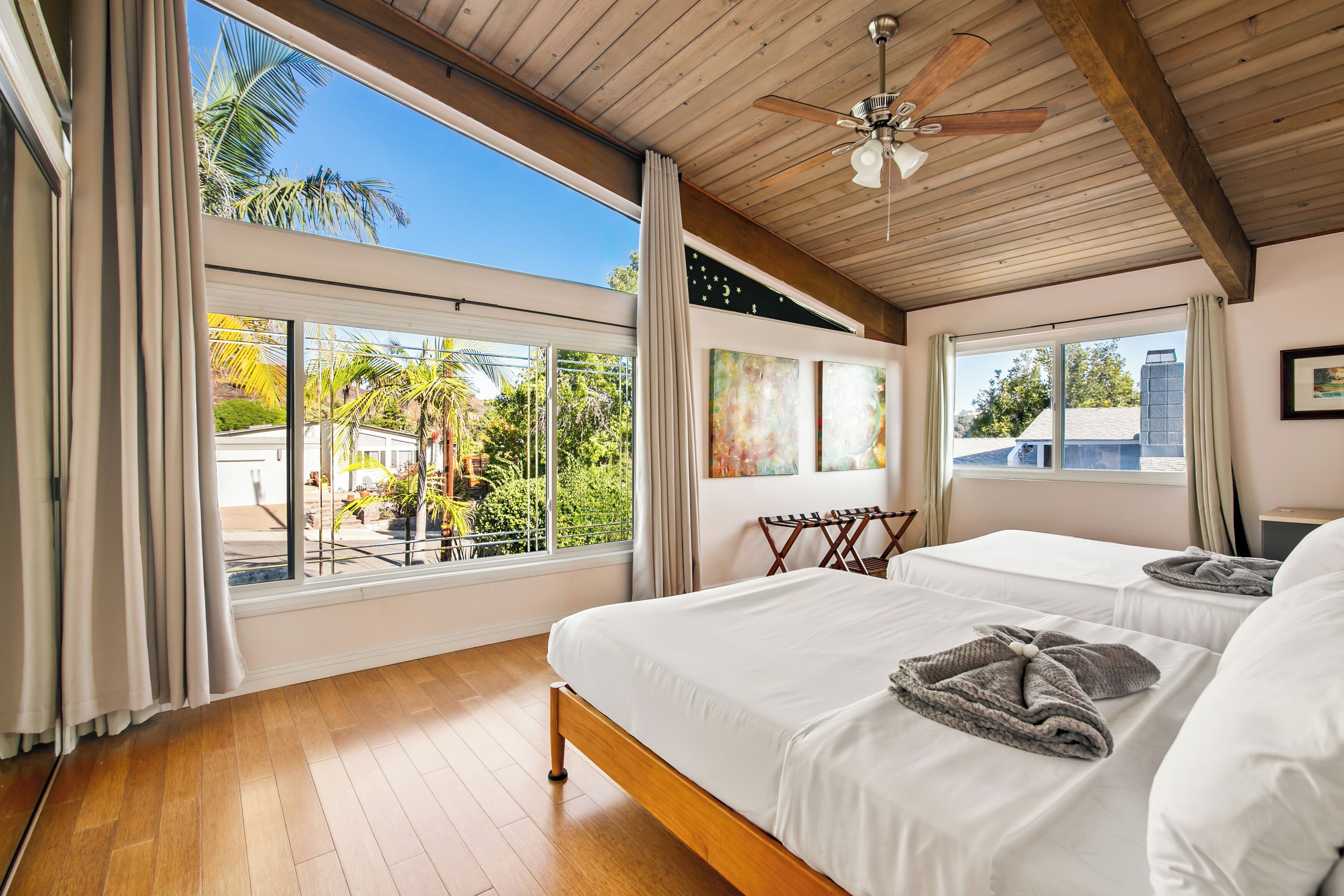 3 habitaciones, escritorio y tabla de planchar con plancha 