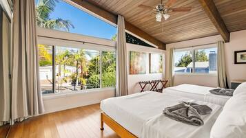 3 habitaciones, escritorio y tabla de planchar con plancha