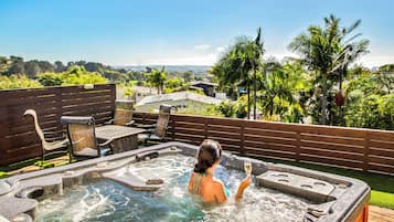 Tina de hidromasaje al aire libre