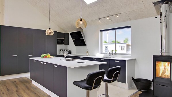 Refrigerador, horno, parrilla de estufa y cafetera y tetera 