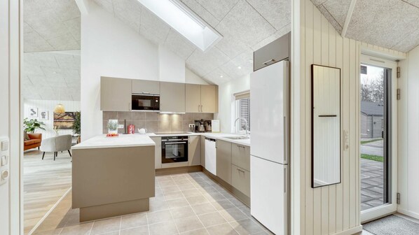 Fridge, oven, stovetop, coffee/tea maker