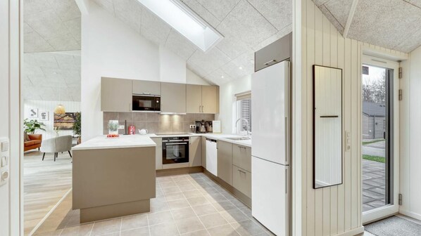 ثلاجة، غسالة أطباق، ماكينة لصنع القهوة/الشاي، غلّاية كهربائية