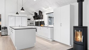 Réfrigérateur, un four, surface de cuisson, cafetière-théière