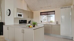 Fridge, oven, stovetop, coffee/tea maker