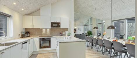 Fridge, oven, stovetop, coffee/tea maker