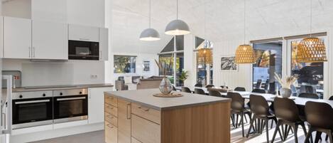 Fridge, oven, stovetop, coffee/tea maker