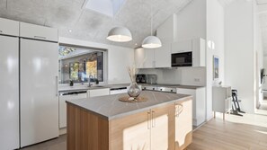 ثلاجة، غسالة أطباق، ماكينة لصنع القهوة/الشاي، غلّاية كهربائية