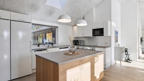 Fridge, oven, stovetop, coffee/tea maker