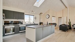 Réfrigérateur, un four, surface de cuisson, cafetière-théière