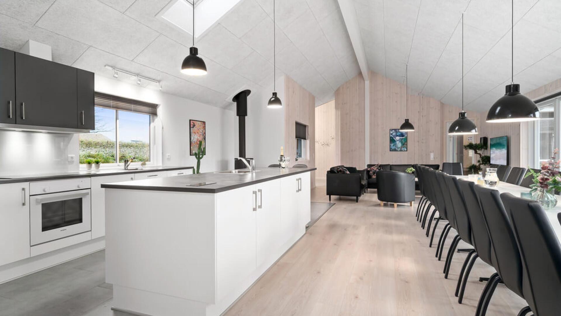 Fridge, oven, stovetop, coffee/tea maker