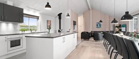 Fridge, oven, stovetop, coffee/tea maker