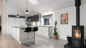 Een koelkast, een microgolfoven, een oven, een kookplaat