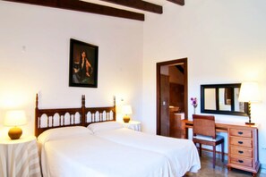 4 bedrooms, iron/ironing board, bed sheets