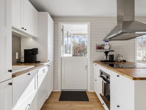 Fridge, microwave, dishwasher, cookware/dishes/utensils
