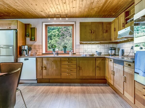 Fridge, microwave, dishwasher, cookware/dishes/utensils