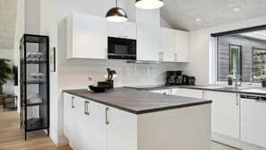 Fridge, oven, stovetop, coffee/tea maker