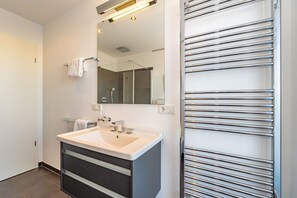 Douche, séchoir à cheveux, serviettes fournies