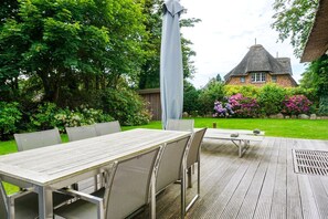 Outdoor dining - Friesenhaus Änne - Exclusive Frisian house in Keitum on Sylt with garden, sauna (Sylt)