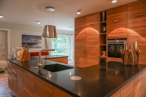 Fridge, oven, stovetop, dishwasher - Friesenhaus Änne - Exclusive Frisian house in Keitum on Sylt with garden, sauna (Sylt)