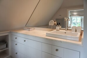 Unclassified image, 4 of 58, button