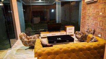 Family Apartment, Balcony, City View | Living area