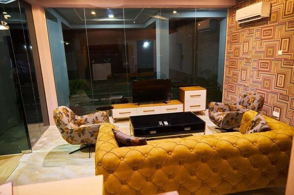 Family Apartment, Balcony, City View | Living area