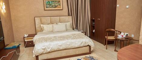 Apartemen Keluarga, balkon, pemandangan kota | Meja kerja, ruang kerja ramah laptop, dan tirai kedap cahaya
