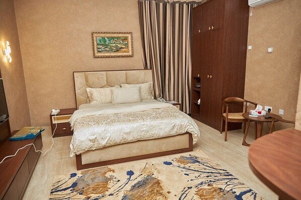 Apartemen Keluarga, balkon, pemandangan kota | Meja kerja, ruang kerja ramah laptop, dan tirai kedap cahaya