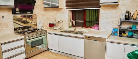 Departamento familiar, balcón, vista a la ciudad | Cocina privada | Refrigerador, microondas, horno y parrilla de estufa