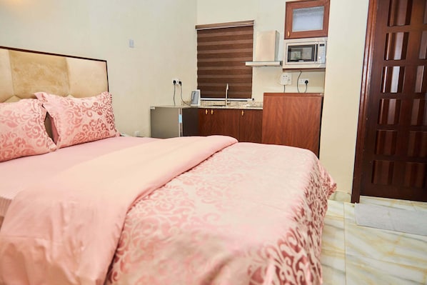 Apartamento família, sacada, vista para a cidade | Escrivaninha, espaço de trabalho para notebook, cortinas blackout