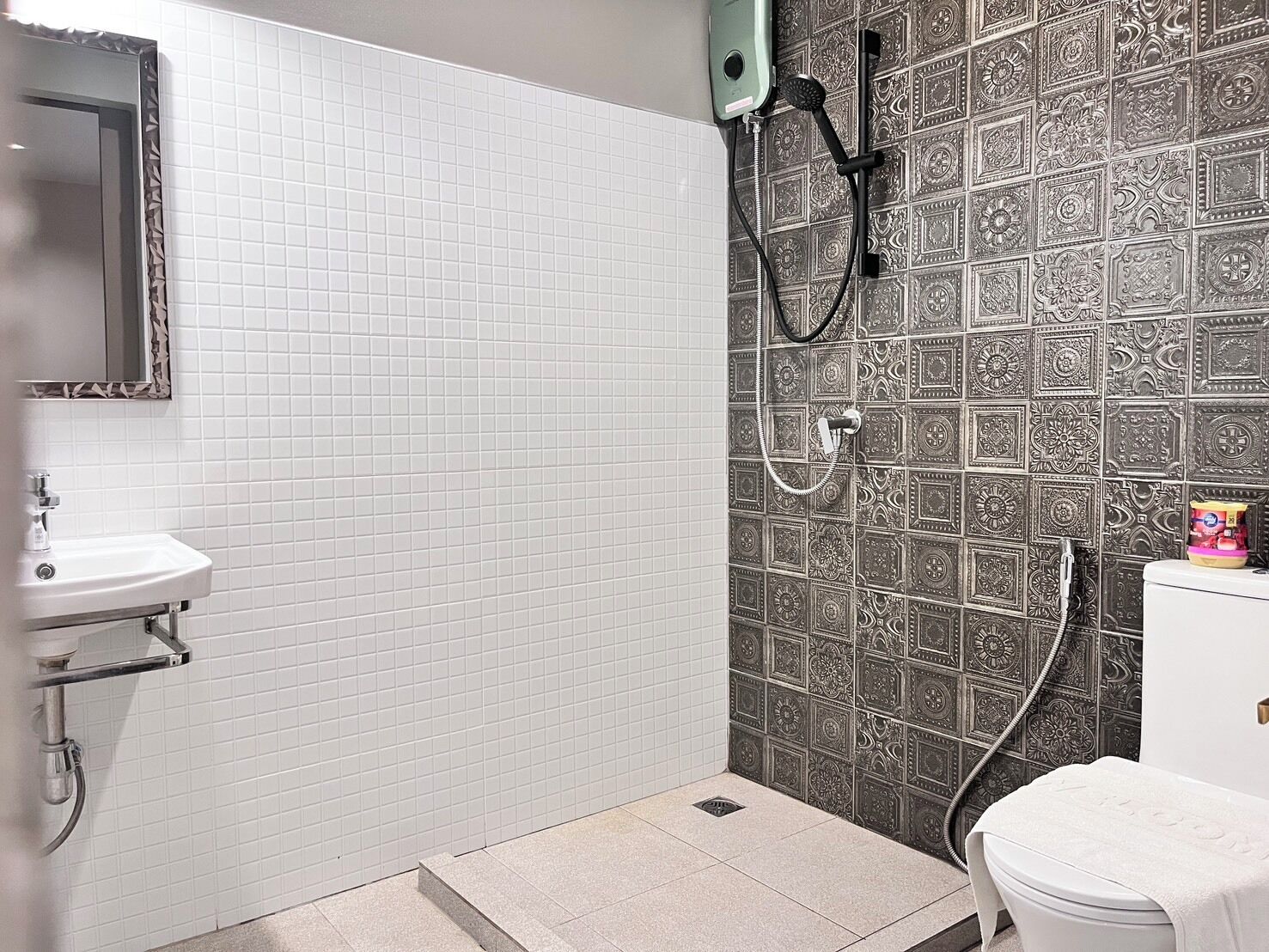 Quarto standard | Banheiro | Produtos de toalete grátis, secador de cabelo, toalhas de banho 