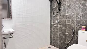 Quarto standard | Banheiro | Produtos de toalete grátis, secador de cabelo, toalhas de banho