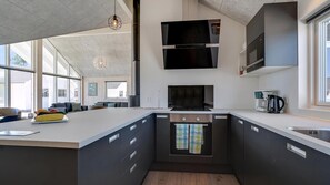 Frigorífico, horno, placa de cocina y cafetera o tetera