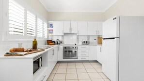 KĂŒhlschrank, Mikrowelle, Ofen, Herdplatte