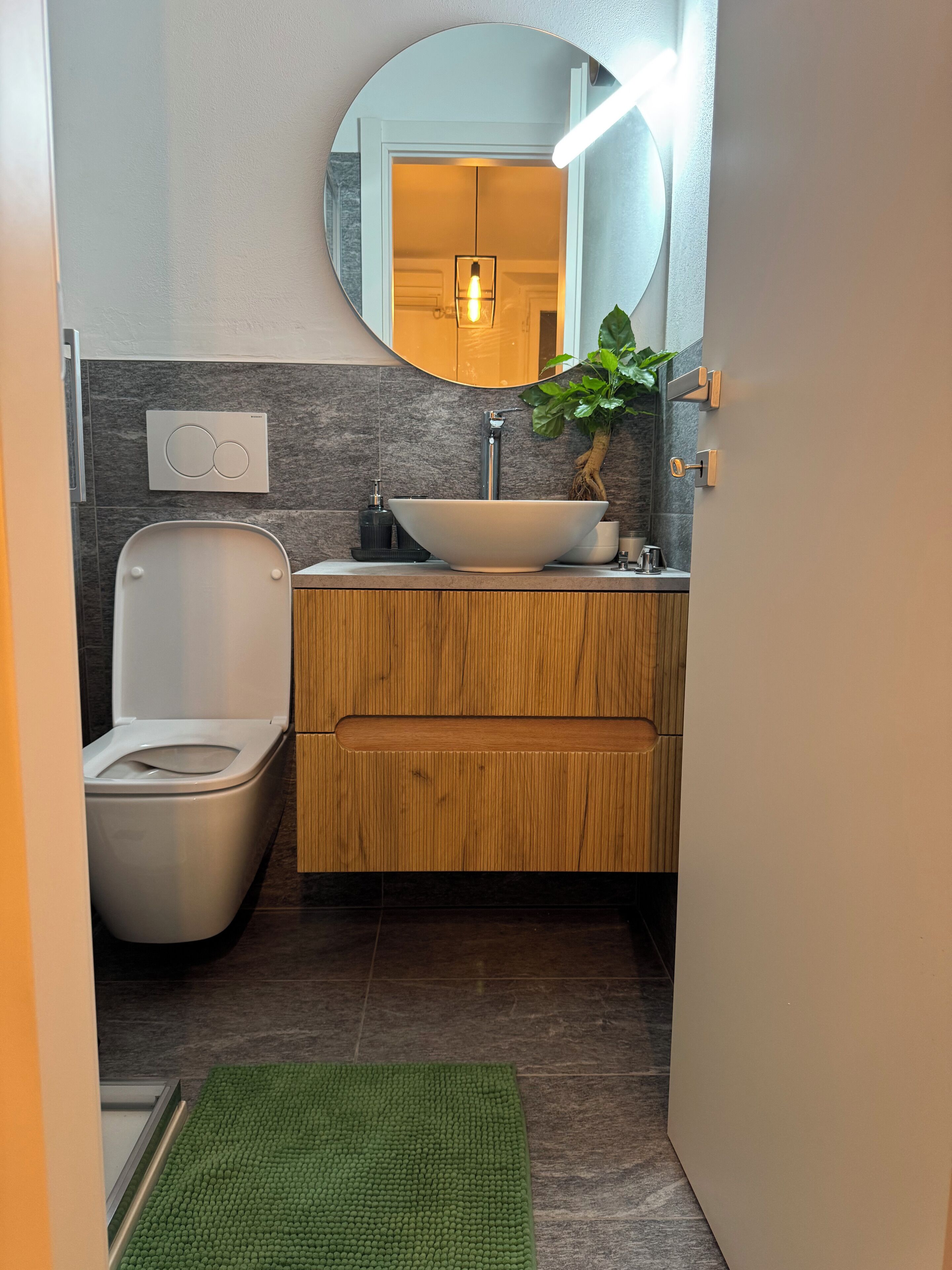 Haartrockner, Handtücher, Seife, Toilettenpapier