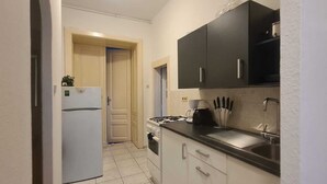 Lemari es, microwave, kompor, dan mesin pencuci piring