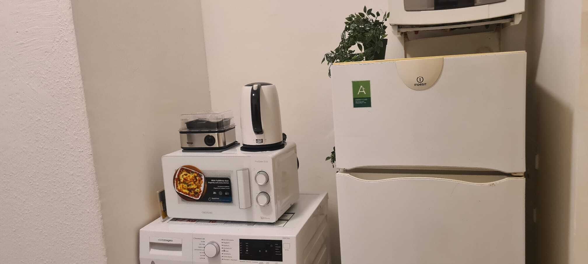 Kühlschrank, Mikrowelle, Herdplatte, Geschirrspüler