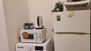 Lemari es, microwave, kompor, dan mesin pencuci piring
