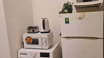 Kühlschrank, Mikrowelle, Herdplatte, Geschirrspüler