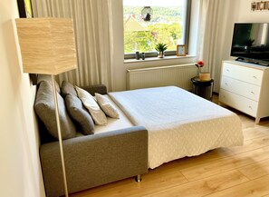 1 Schlafzimmer, Schreibtisch, Bügeleisen/Bügelbrett, Reisekinderbett