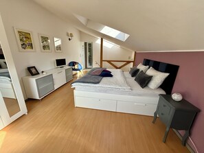 1 sovrum, skrivbord, strykjärn/strykbräda och resesäng