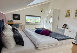 1 bedroom, desk, iron/ironing board, travel cot - Vacation home "Stelluna" on Jena's local mountain (maisonette) - quiet location close to the center (Jena)