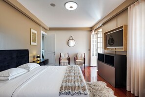 4 bedrooms, in-room safe, iron/ironing board, free WiFi