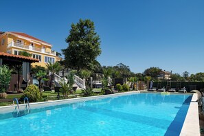 Piscina all'aperto, una piscina riscaldata