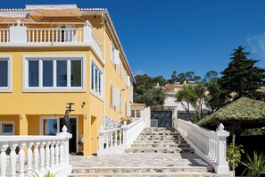 المنطقة المحيطة بالمنشأة