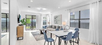 Royal Palm Gateway - Spacious Family Retreat 4/2