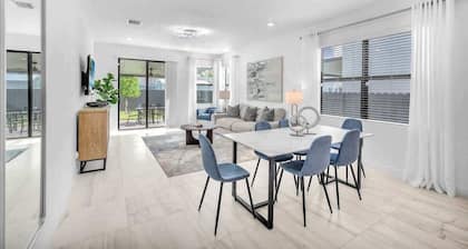 Royal Palm Gateway - Spacious Family Retreat 4/2