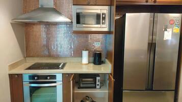 Refrigerador, microondas, placa de cocina, cafetera/tetera